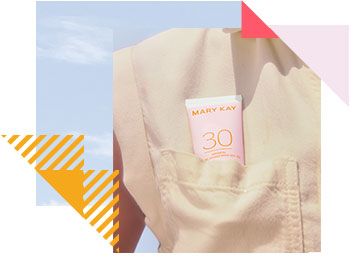 Das Bild zeigt die Schulter einer Frau, die ein Hemd mit einer Brusttasche trägt, aus der ein Produkt herausragt (die neue mineralische Sonnenpflege LSF 30 von Mary Kay