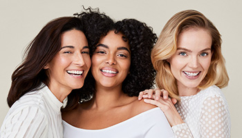 Drei glückliche Frauen mit perfekt gereinigter und gepflegter Haut
