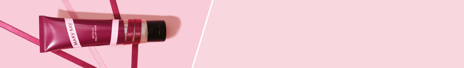 Die limitierte Mary Kay® Metallic Peel-Off Mask liegt auf einem rosa Hintergrund.
