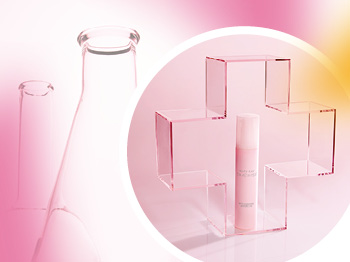 Das Mary Kay TimeWise® Replenishing Serum C + E™ steht zusammen mit einem Reagenzglas und einem Becherglas vor einem pinken Hintergrund.
