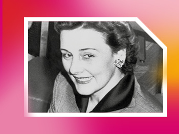 Ein schwarz-weiß-Bild der Mary Kay Gründerin in ihren jungen Jahren. Mary Kay Ash ist darauf mit einem strahlenden Lächeln zu sehen.