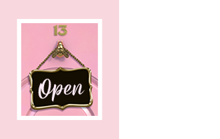 An der rosa Tür mit der Nummer 13 hängt ein „Open“ Schild, denn die virtuelle Mary Kay Beauty-Welt „Suite 13“ hat geöffnet.