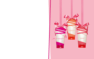 Die neue Hand Cream von Mary Kay (Mandarin & Rose, Wild Berry & Passionflower, Mange & Orange Flower) – das perfekte Geschenk zum Valentinstag – hängt an einem Geschenkband mit Schleife