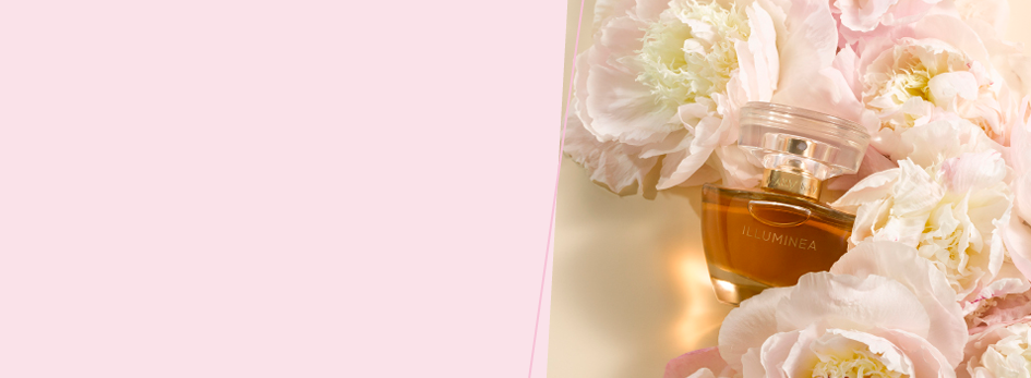Das exklusive neue Luxusparfum Mary Kay® Illuminea™ Extrait de Parfum verkörpert die Wärme und das Selbstvertrauen der eigenen Ausstrahlung. Das Fläschchen mit dem goldgelben Inhalt liegt umringt von frühlingshaften Blüten auf einem gelben Hintergrund.