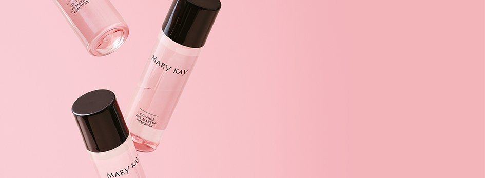Drei halbtransparente, rosa Flaschen Oil-Free Eye Makeup Remover von Mary Kay sind zu sehen