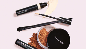 Mary Kay Perfecting Concealer und Silky Setting Powder mit der Cream Color Brush