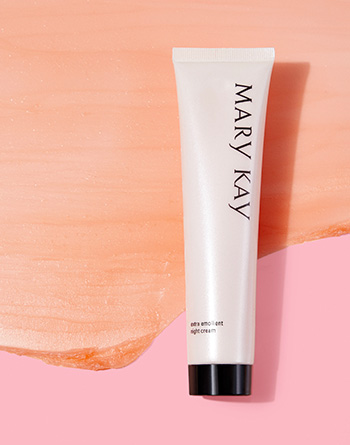 Die für trockene Haut geeignete Extra Emollient Night Cream von Mary Kay auf einem Hintergrund, der aussieht wie die Textur der Creme