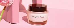 Der Tiegel der besonders feuchtigkeitsspendenden Mary Kay Intense Moisturizing Cream steht auf einem rosa Untergrund