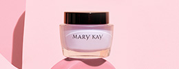Der Tiegel des ölfreien, violetten Mary Kay Oil-Free Hydrating Gel vor einem rosa Hintergrund