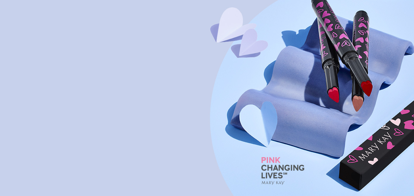 Drei geöffnete, limitierte Mary Kay Heart-Shaped Lipsticks in unterschiedlichen Farbtönen, die Verpackung mit Herz-Design sowie das Pink Changing Lives Logo