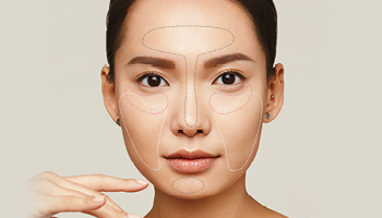 Eine brünette Frau blickt frontal in die Kamera. In ihrem Gesicht sind einzelne Partien durch unterschiedliche Farben hervorgehoben – mithilfe des Face Mappings werden diese Bereich im Gesicht mit unterschiedlichen Masken behandelt = Multimasking.