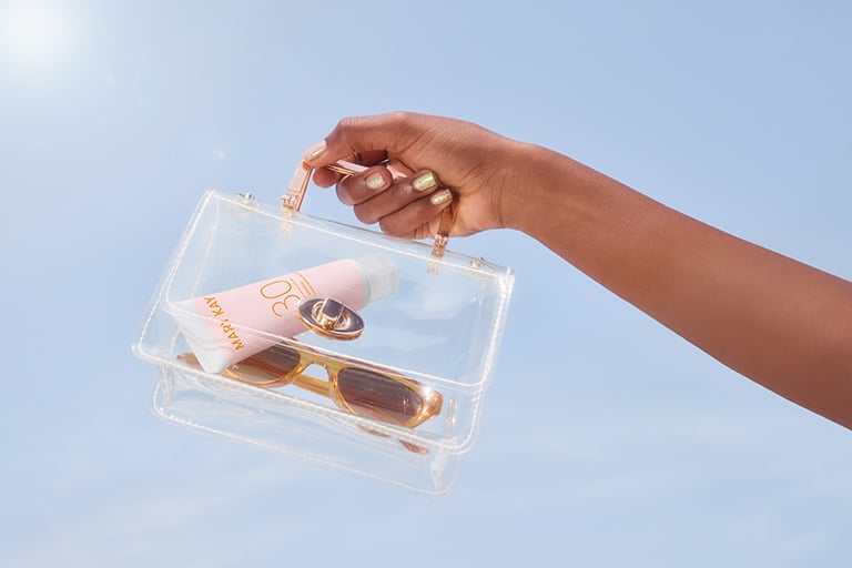 Die strahlende Sonne am leicht bewölkten Himmel