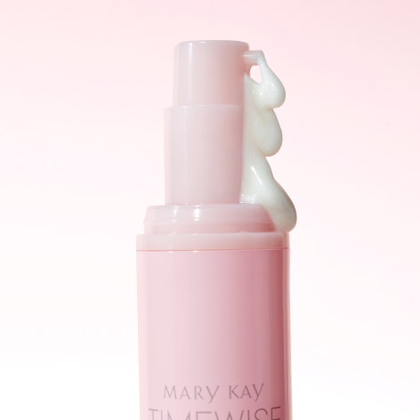 Der Pumpkopf einer Tube des TimeWise Replenishing Serum C+E von Mary Kay, aus dem eine kleine Menge des Serums herausgepumpt wurde
