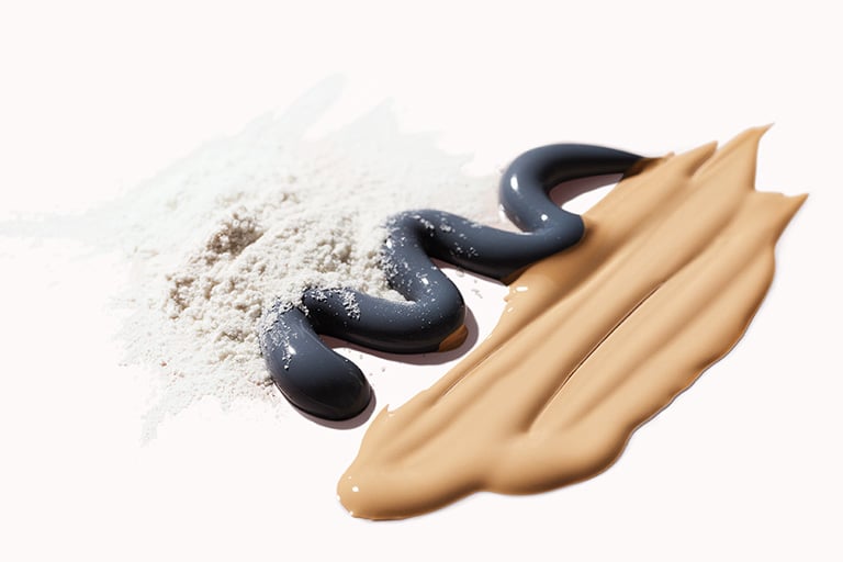 Drei Mary Kay Produkte, die speziell für fettige Haut geeignet sind: Translucent Loose Powder, Clear Proof Deep-Cleansing Charcoal Mask und TimeWise Matte 3D Matte Foundation