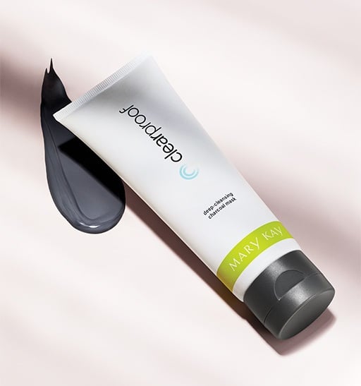 Die Tube der Mary Kay Clear Proof Deep-Cleansing Charcoal Mask und ein dunkelgrauer Produktklecks dieser Gesichtsmaske