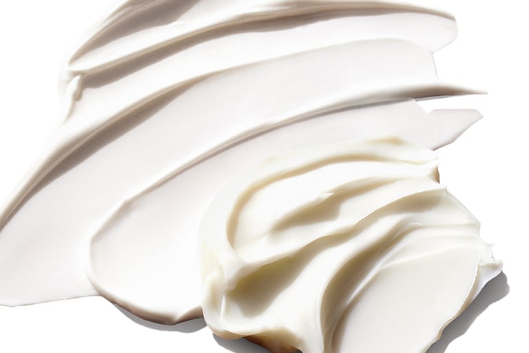 Die Textur mehrerer Mary Kay Gesichtspflegeprodukte (Gesichtscreme)