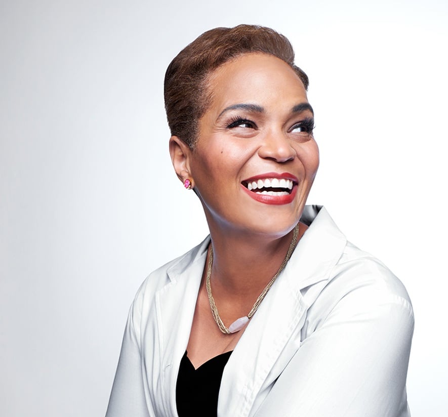 Ein Foto von Dr. Michelle Hines, Director of Product Formulation (Teil der globalen Forschungs- und Entwicklungsorganisation bei Mary Kay) in einem weißen Laborkittel