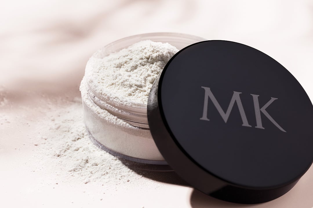 Nahaufnahme einer geöffneten Dose Mary Kay Translucent Loose Powder - ein Puder, das Make-up fixiert und Hautglanz reduziert