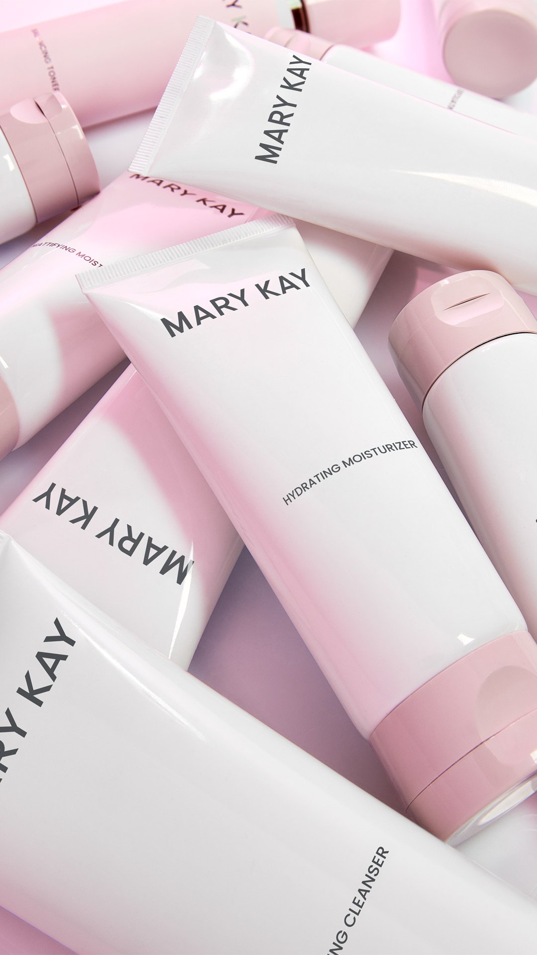 Tuben mit Reinigungs-, Gesichtswasser-, Peeling- und Feuchtigkeitsprodukten von Mary Kay Skin Care liegen übereinander