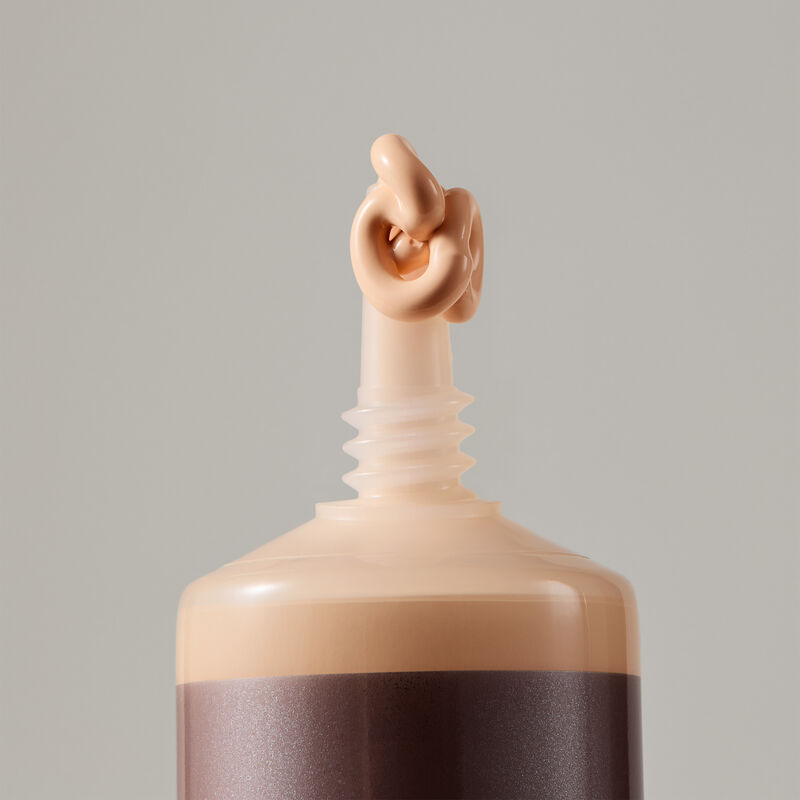 Makroaufnahme der Prazisionsspitze der TimeWise Luminous 3D Foundation die den Farbton Light 1 abgibt