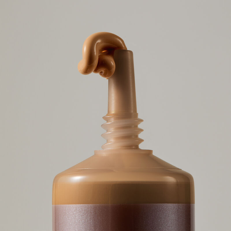 Nahaufnahme der Prazisionsspitze der TimeWise Matte 3D Foundation der den Farbton Medium 12 abgibt