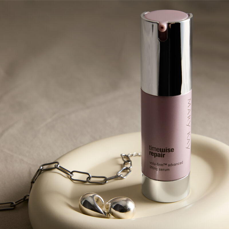 Advanced Lifting Serum in einer Schussel mit silbernem Armband und Ohrringen
