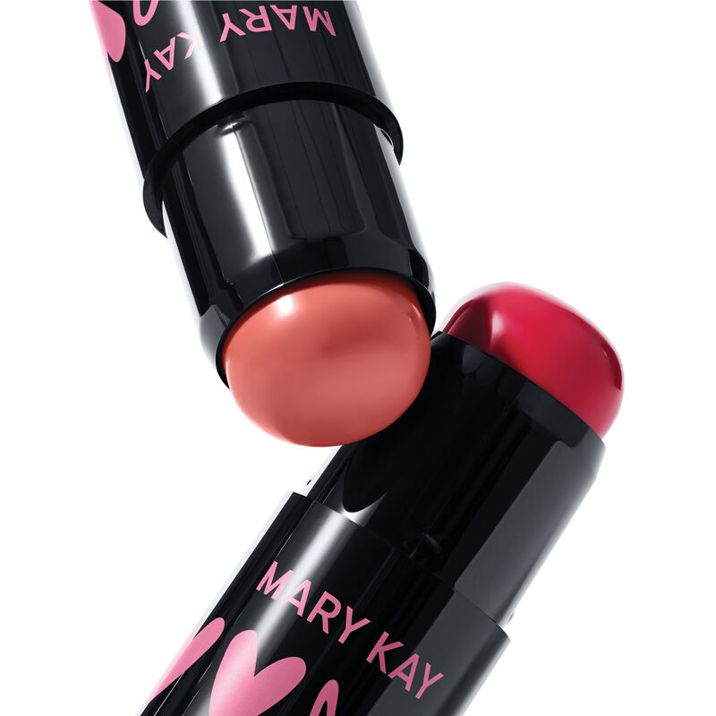Zwei Mary Kay Blush Sticks in den Farben Kind Spirit und Spark Change in schwarzen H&uuml;lsen mit rosa Schriftzug diagonal auf wei&szlig;em Hintergrund