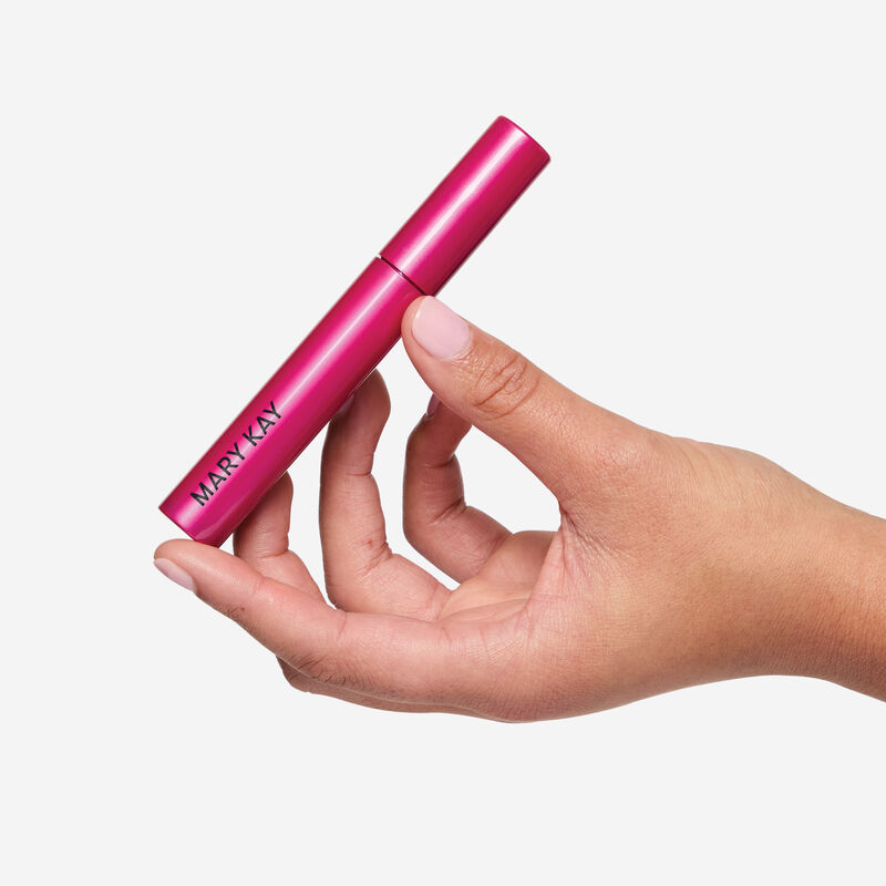 Eine Hand halt die Lash Love Fanorama DEFINELift Mascara vor wei&szlig;em Hintergrund