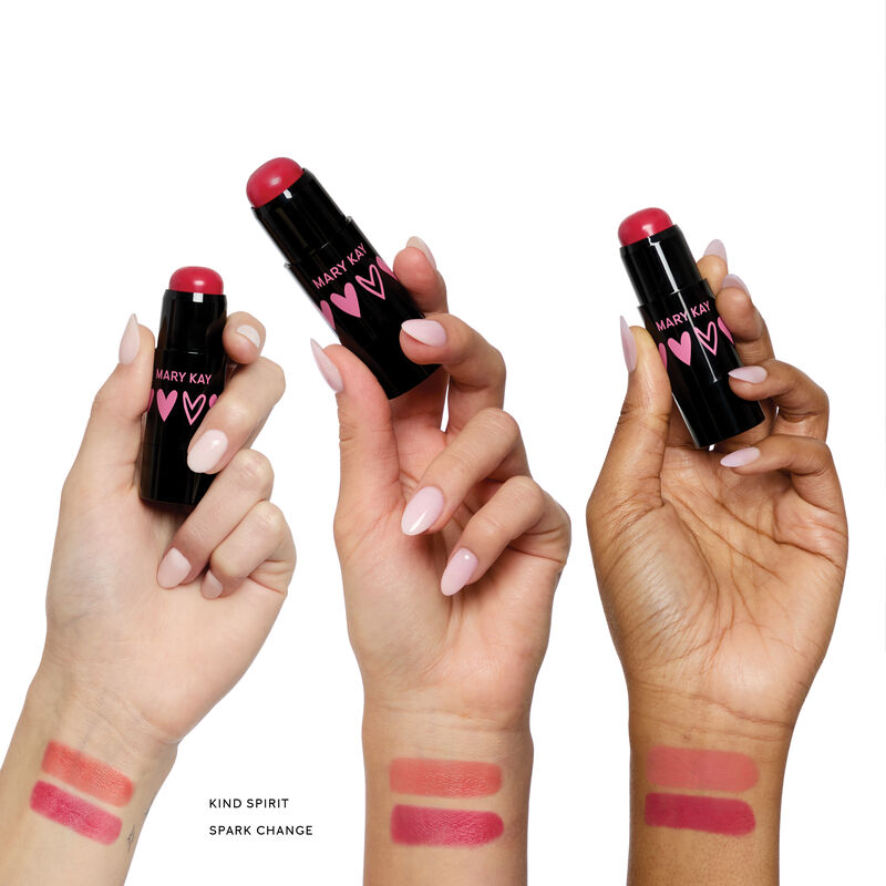 Drei H&auml;nde mit Produktproben beider Farbt&ouml;ne am Handgelenk halten jeweils einen limitierten Mary Kay Blush Stick im Farbton Kind Spirit


