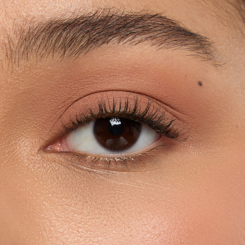 Gro&szlig;aufnahme eines mit Mary Kay Matte Eye Shadow Stick in Celestial Nude geschminkten Auges mit mittlerem Hautton