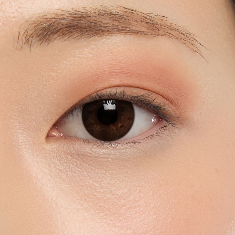 Gro&szlig;aufnahme eines mit Mary Kay Matte Eye Shadow Stick in Celestial Nude geschminkten Auges mit hellem Hautton