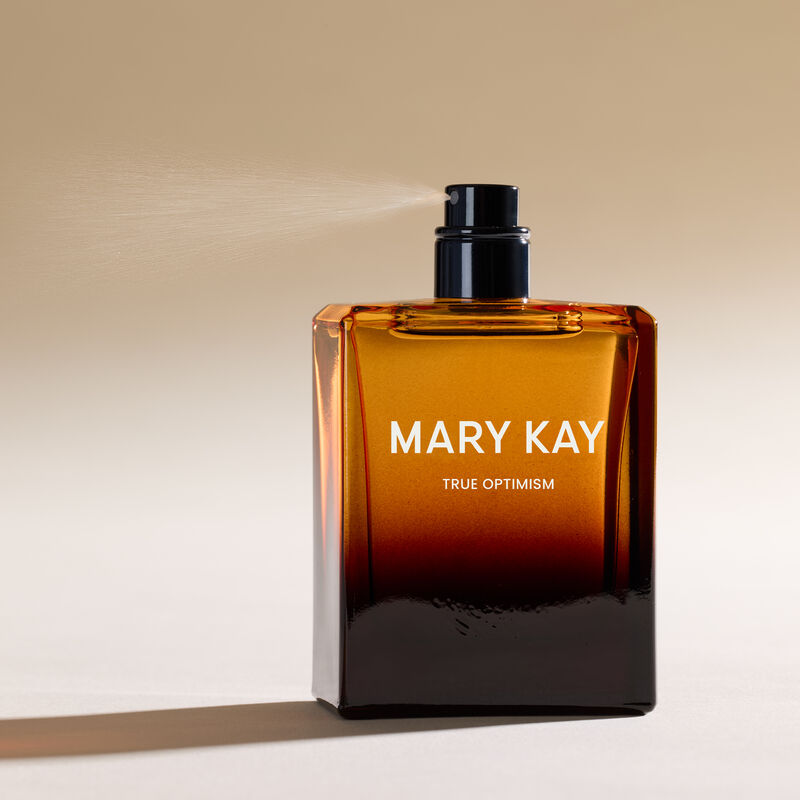 Mary Kay True Optimism Eau de Parfum beim Spruhen vor wei&szlig;em Hintergrund