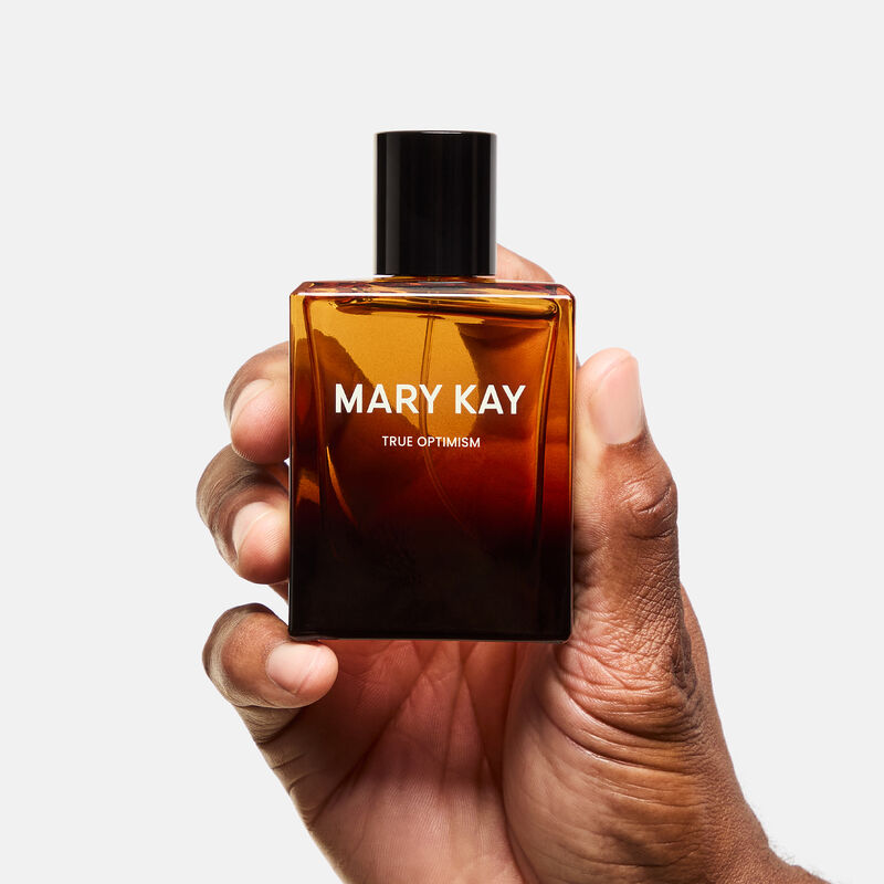 Hand mit dunklerem Hautton halt Mary Kay True Optimism Eau de Parfum