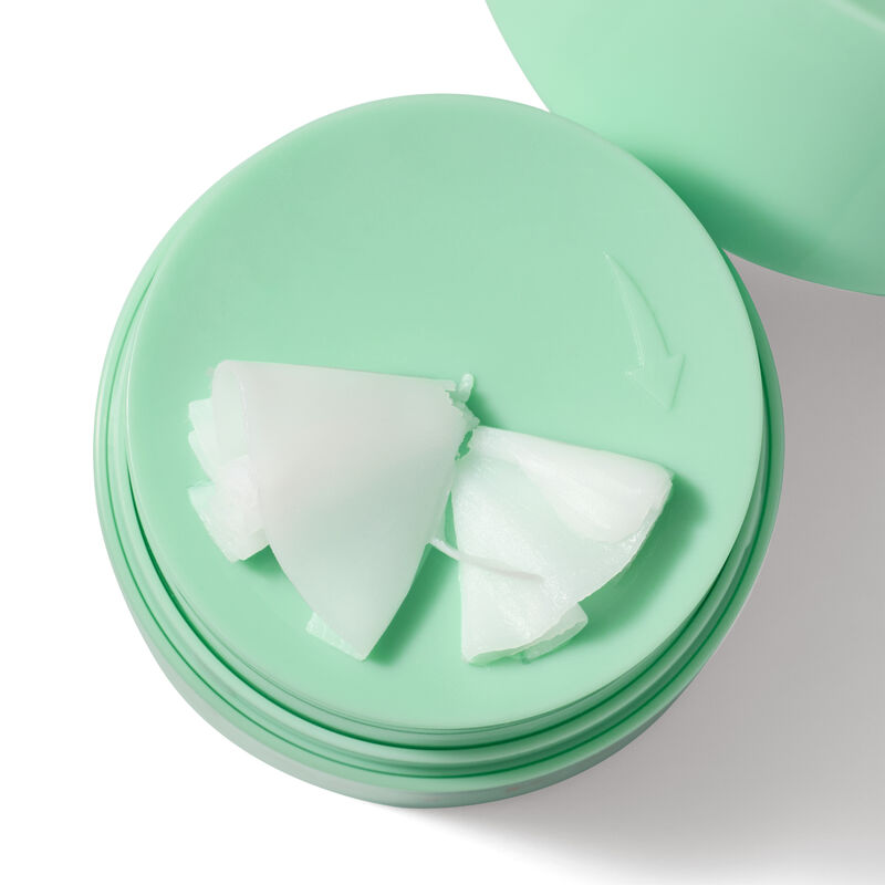Wei&szlig;er Mary Kay MeltIn Cleanising Balm platziert auf einem grunen Behalter