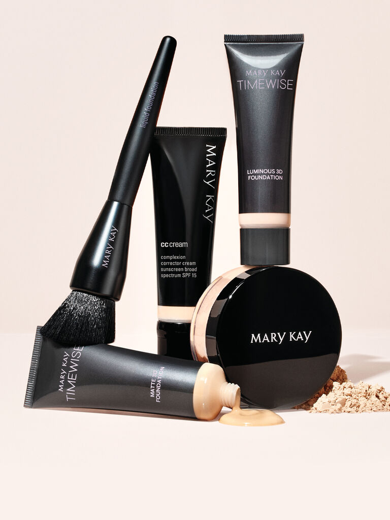CC Cream, Foundation, Setting Powder und Powder Brush - "Flawless Foundations" Produkte von Mary Kay.