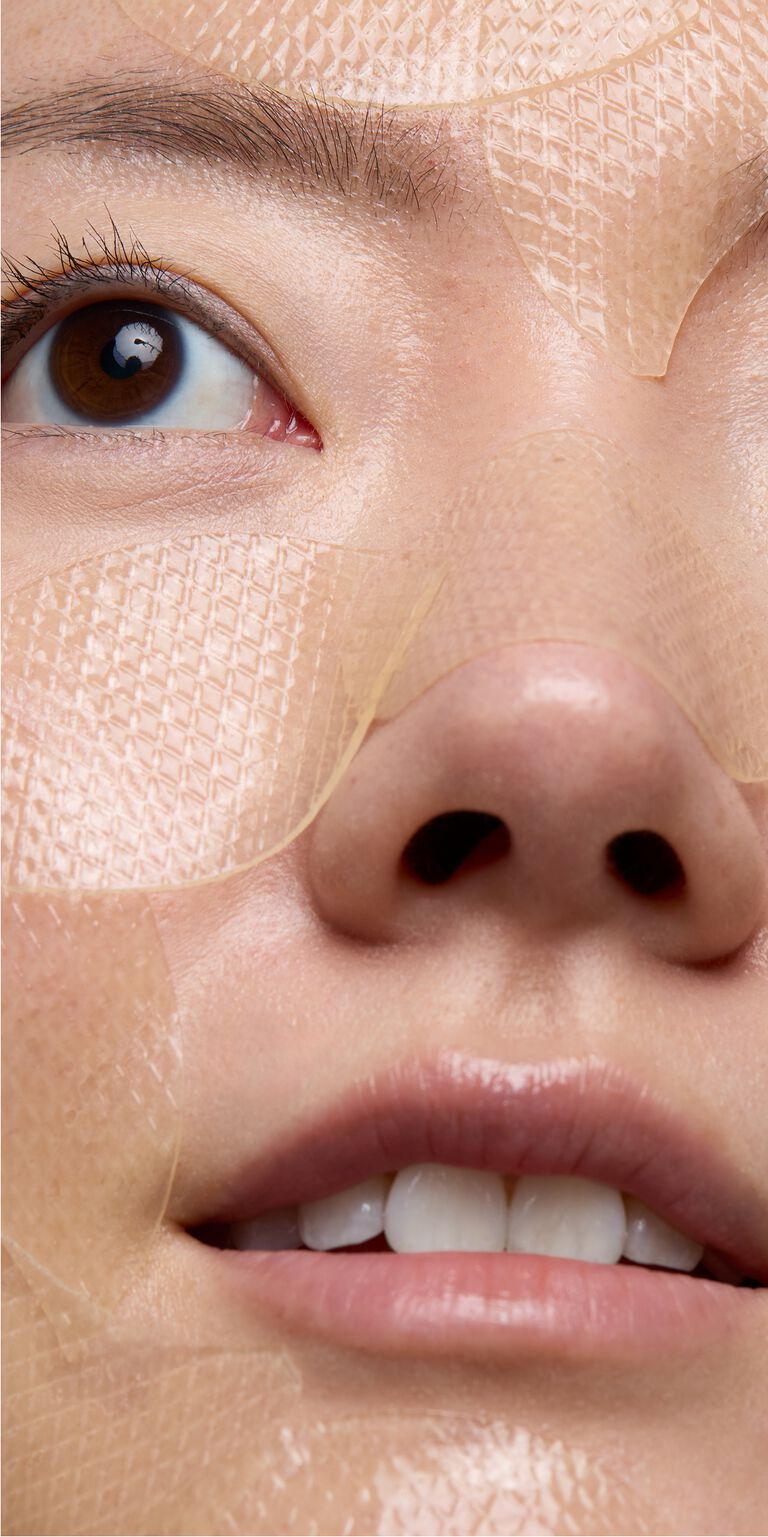 Nahaufnahme einer Frau mit Mary Kay&reg; Snail Gel Face Patches auf der Gesichtshaut