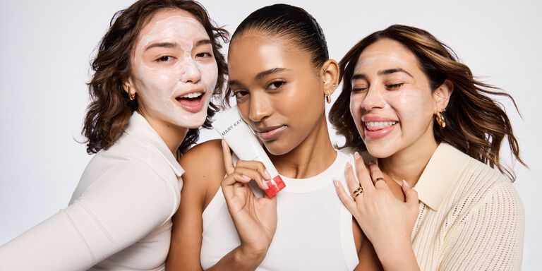 Drei Frauen: Eine hat eine dicke Schicht der Mary Kay Hydrating Cream Mask im gesamten Gesicht aufgetragen. Eine mit wundersch&ouml;nem Glow nach der Anwendung der Gesichtsmaske (sie h&auml;lt die Tube der Maske in der Hand). Und eine Frau hat eine d&uuml;nne Schicht de