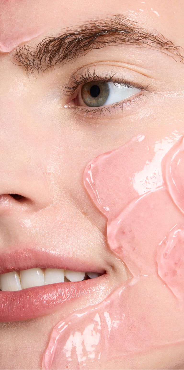 Nahaufnahme des auf die Gesichtshaut einer Frau aufgetragenen Mary Kay&reg; Collagen Moisturizing Gel