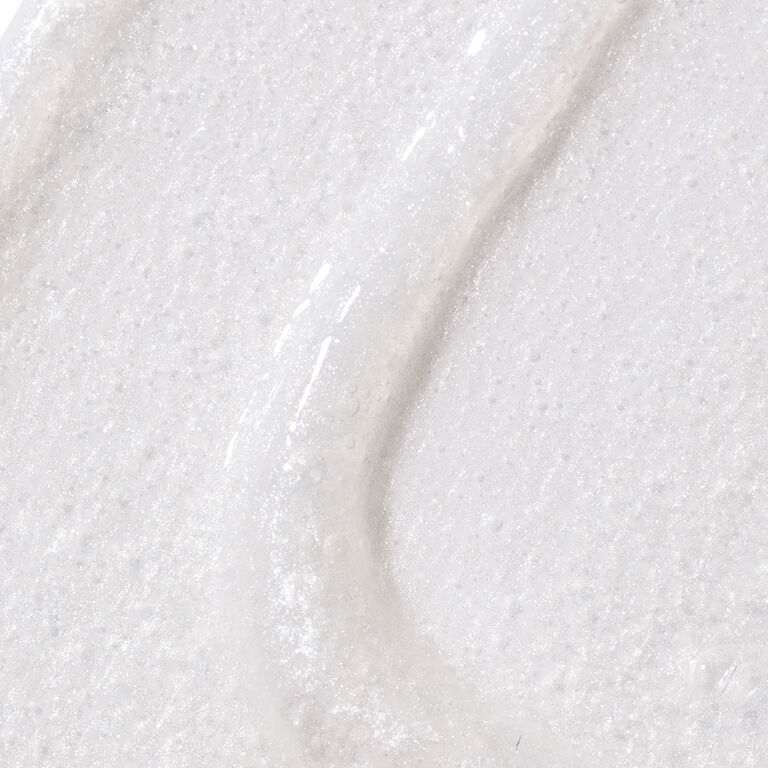Nahaufnahme des MK Men Invigorating Face Scrub: ein wei&szlig;es Peelingprodukt mit kleinen Peelingk&uuml;gelchen