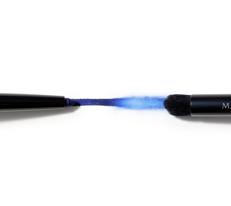 Blauer Eyeliner von Mary Kay, der mit der Eyeshadow Brush verwischt wird