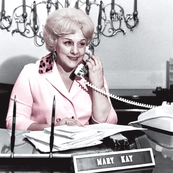 Mary Kay Ash, die Firmengr&uuml;nderin des Direktvertriebsunternehmens Mary Kay, ist auf einem alten Foto an einem Schreibtisch beim Telefonieren zu sehen