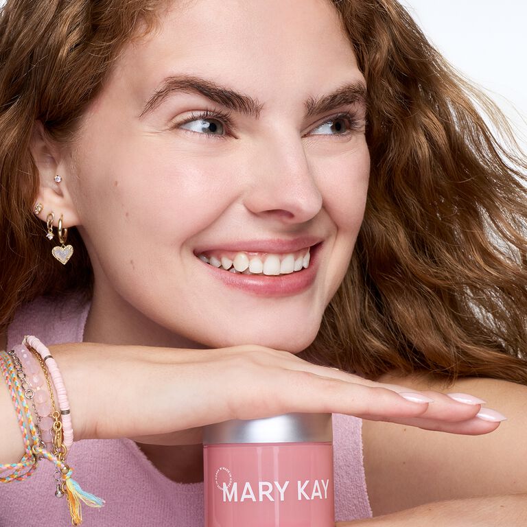 Eine Frau lehnt ihre Hand und ihren Kopf an einen Tiegel des Mary Kay&reg; Collagen Moisturizing Gel