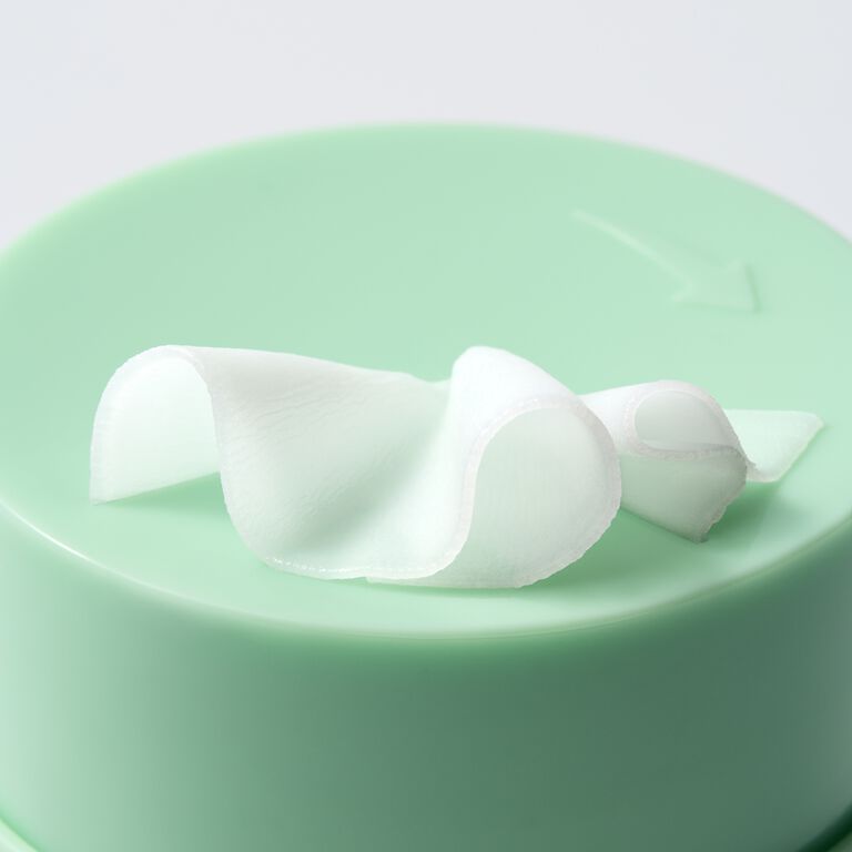 Nahaufnahme des wei&szlig;en Reinigungsbalsams im ge&ouml;ffneten gr&uuml;nen Tiegel des Mary Kay&reg; Melt-In Cleansing Balm