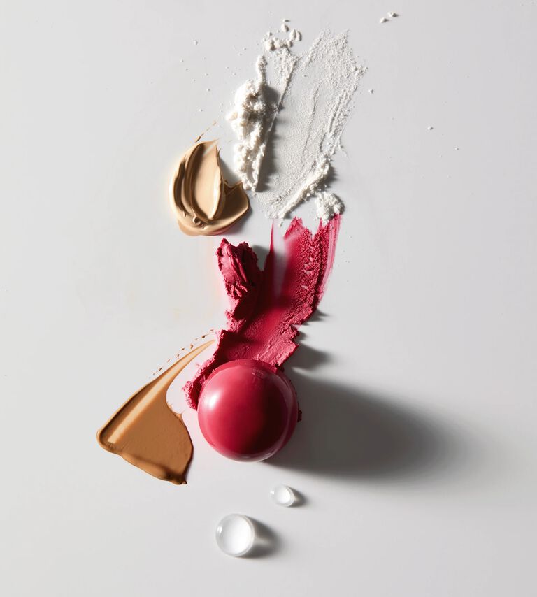 Kleckse von Produkten, die beim Underpainting Make-up Trend zum Einsatz kommen: Blush, Concealer, Foundation, Setting Powder