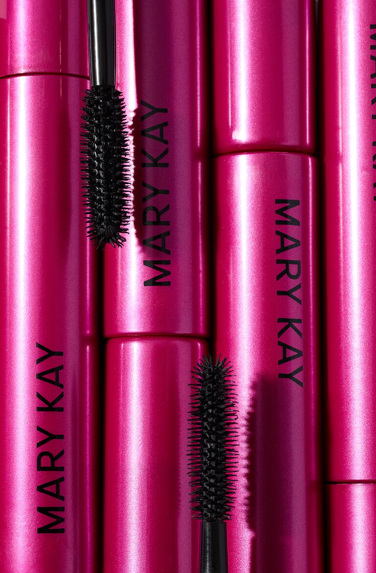 Mehrere pinke Tuben der Mary Kay Lash Love Fanorama Define + Lift Mascara