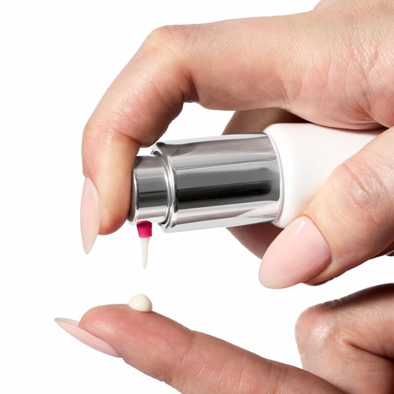 Nahaufnhame: Mit einer Hand wird mit dem Pumpkopf des Mary Kay Clinical Solutions Retinol 0,3 Serums eine kleine Menge Produkt auf einen Finger geben