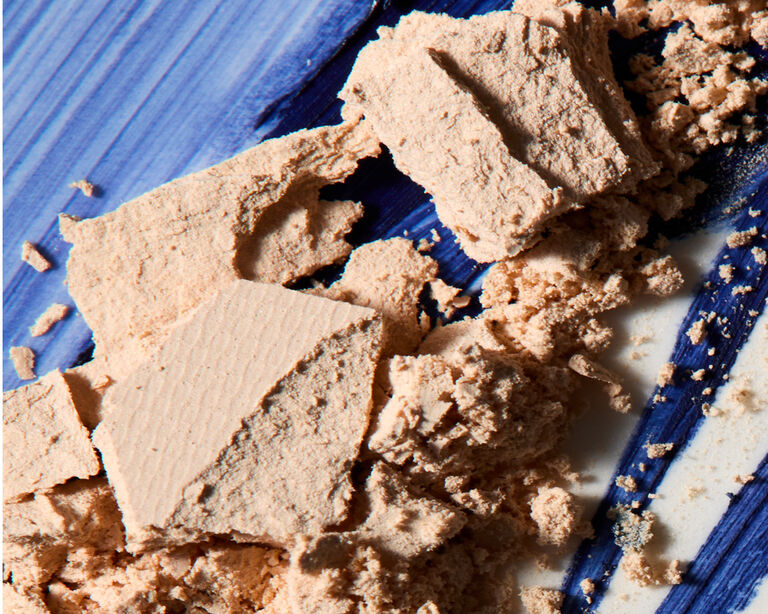 Pinselstriche (blauer Eyeliner) und Kr&uuml;mel von nude farbenem Lidschatten