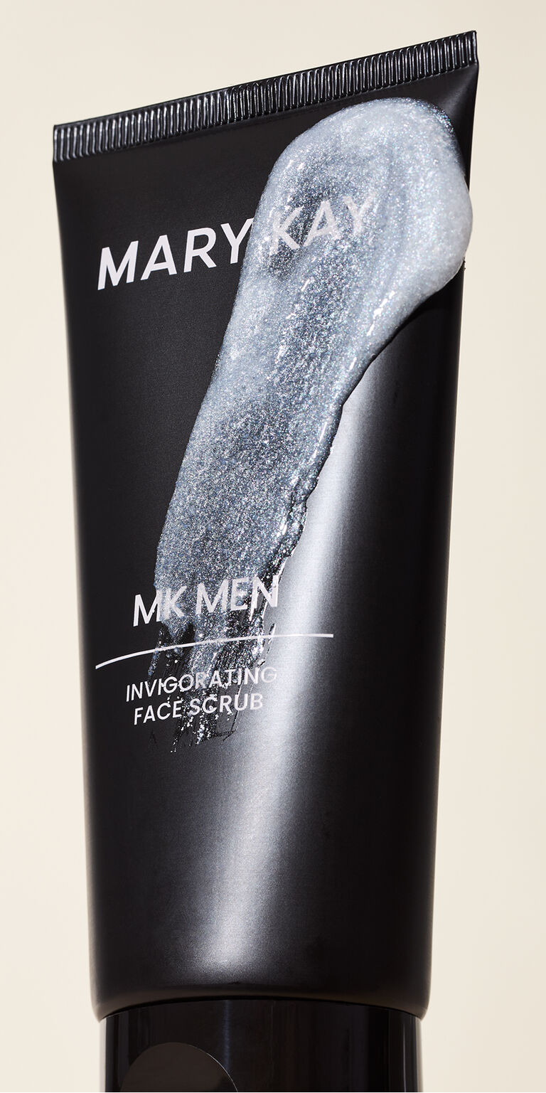 Die schwarze Tube des Mary Kay MK Men Invigorating Face Scrub. Auf der Tube ein Klecks des wei&szlig;en Peelingprodukts.