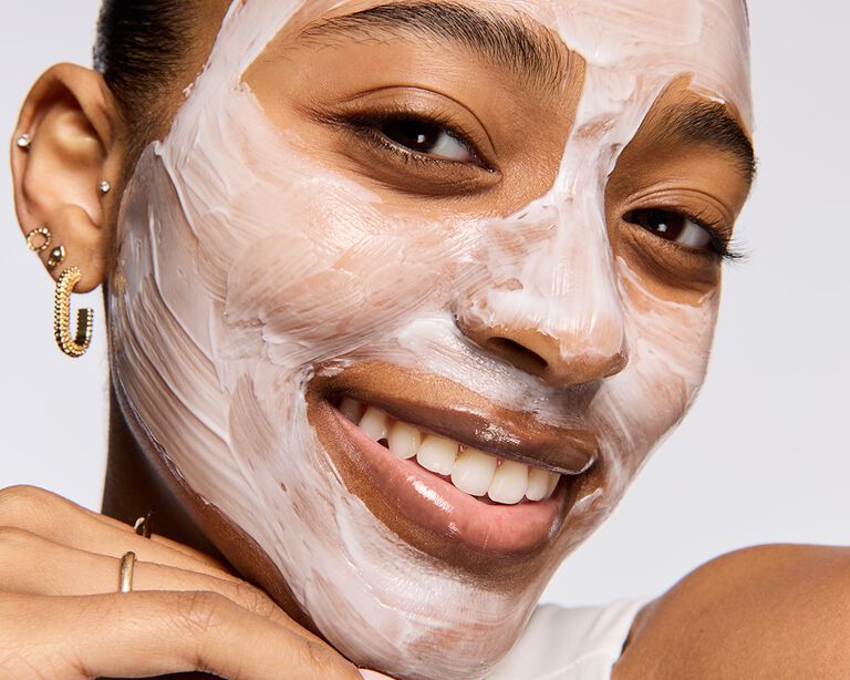 Nahaufnahme einer Frau, in deren Gesicht eine dicke Schicht der wei&szlig;en Mary Kay Hydrating Cream Mask aufgetragen ist