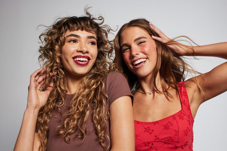 Zwei Frauen, die aktuelle Make-up Trend Looks tragen: Glass Lips und Strawberry Makeup